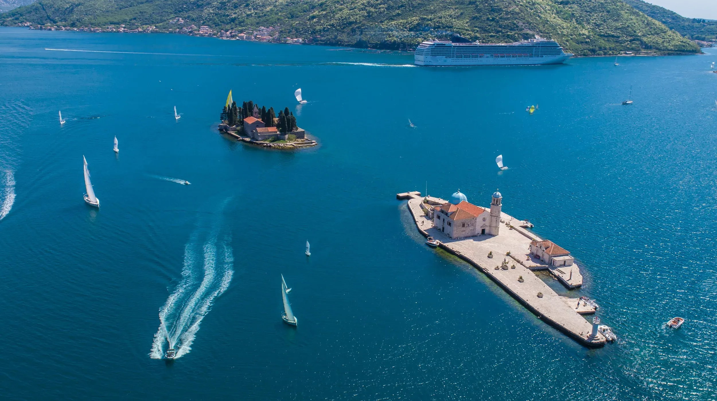 Barcos de velas en Montenegro
