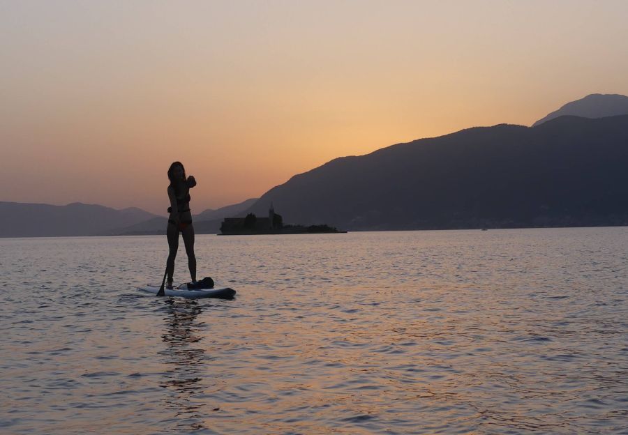 Puesta de sol en la tabla de surfear