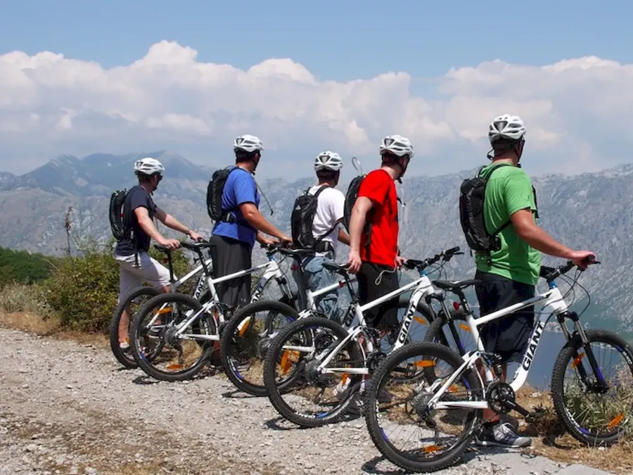 "Fortalezas ocultas de LušticaTour en bicicleta (bicicletas eléctricas gigantes