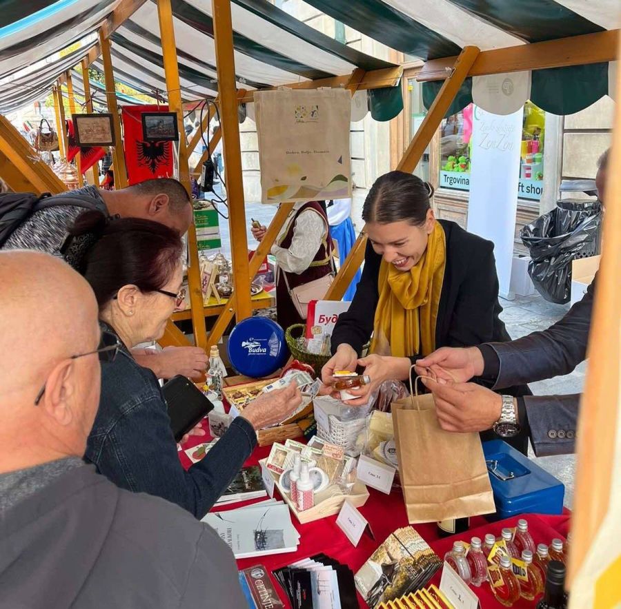 Humanitarni bazar u Ljubljani: Crnogorski pršut i sir privukli veliki broj posjetilaca