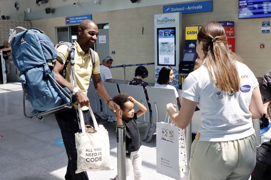 Crna Gora dočekuje turiste s posebnom dobrodošlicom: Kordić i Tripković Marković poželjele dobrodošlicu putnicima na aerodromu