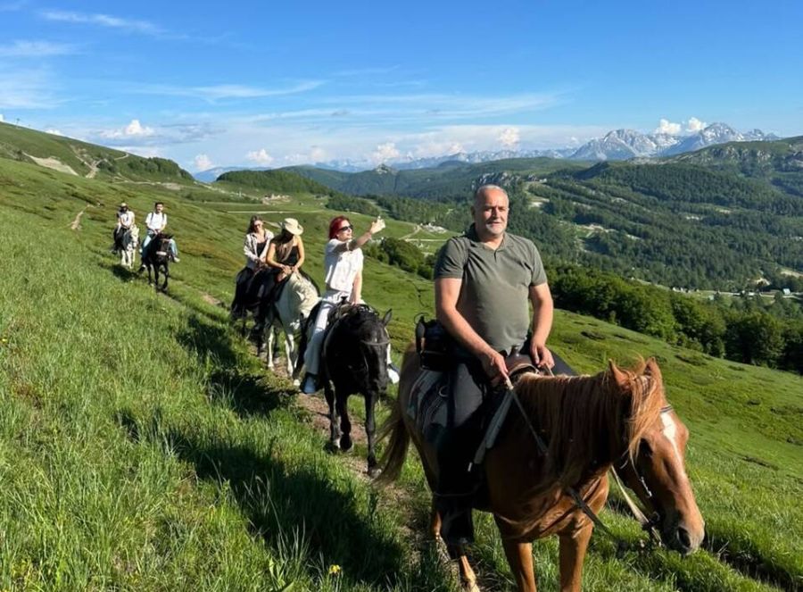 Novinari iz Srbije o Crnoj Gori kao turističkoj destinaciji: “Poznata, a uvijek drugačija”